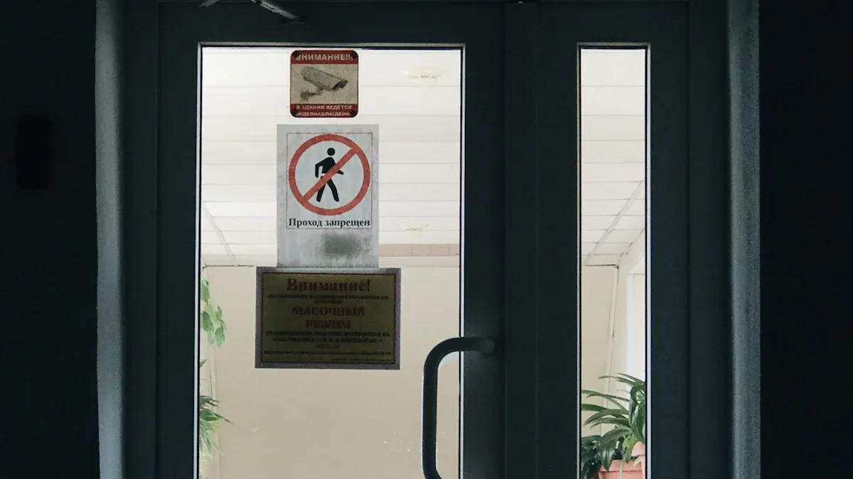 Funciones de parada de emergencia en operadores automáticos de puertas corredizas de vidrio