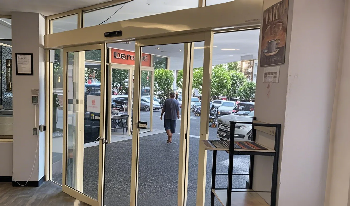 Automatización de puertas pesadas sin esfuerzo con motor YFSW200