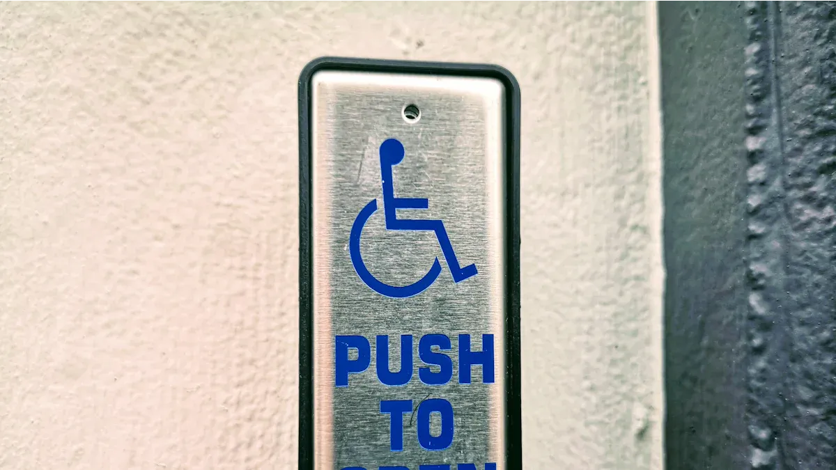 Operador de puerta batiente automática y accesibilidad